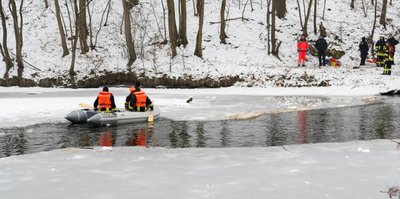 Feuerwehrleute suchten in der vergangenen Woche die Mulde nach der Vermissten ab.