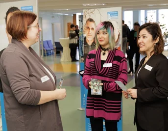 Aleta Haidari (rechts) ist Ende 2015 mit ihrer Tochter Bahare (Mitte) aus Afghanistan ins Erzgebirge gekommen. Bei ihrer beruflichen Integration hat ihnen Sozialpädagogin und Arbeitsmarktmentorin Sylvia Einenkel vom Christlichen Jugenddorfwerk aus Annaberg hilfreich zur Seite gestanden. 