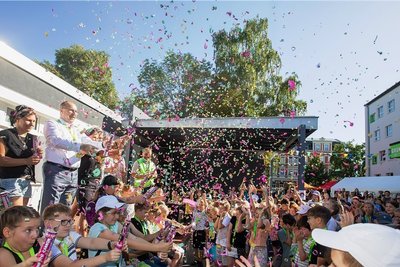 Gemeinsam mit Oberbürgermeister Steffen Zenner und den Spielstadtbürgern eröffnete der Kinderstadtrat am Dienstag die dritte Plauener Kinderstadt auf dem Gelände der Astrid-Lindgren-Grundschule.