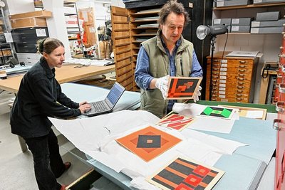 Tina Zinsmeyer, Mitarbeiterin der Neuen Sächsischen Galerie, und Direktor Mathias Lindner beschäftigen sich mit der Digitalisierung der Bestände. 