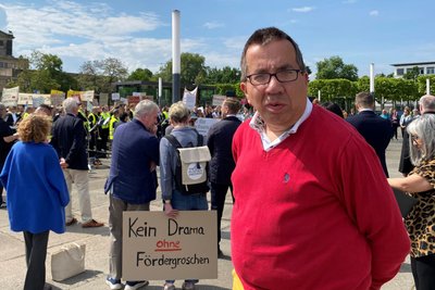 Wassili Maquet aus Freiberg nahm als passionierter Theaterfreund an der Demo in Dresden teil.