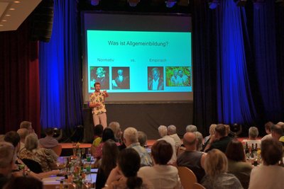 Sebastian Klussmann, „Jäger“ in der ARD-Quizsendung „Gefragt-Gejagt“, war in Schneeberg zu Gast.