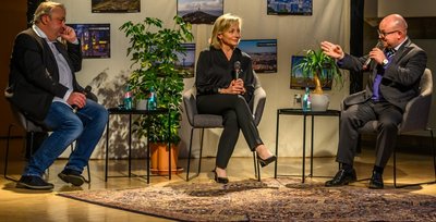 Bei der Veranstaltung "Foreign Worlds" der Hochschule Mittweida haben unter anderem Dr. Gunter Süß (l.), Jill Deschner-Warner und Frank Müller-Rosentritt über Fremdheitserfahrungen diskutiert. 
