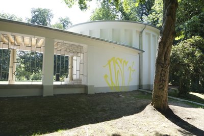 Die Rückseite des Pavillons am Schloßteich wurde beschmiert.