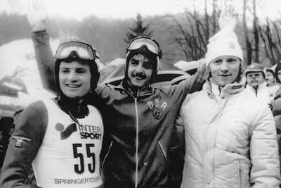Vor 40 Jahren: Manfred Deckert (Mitte) feiert in Bischofshofen den Gewinn der Vierschanzentournee vor den beiden Norwegern Roger Ruud (rechts) und Per Bergerud (links). 