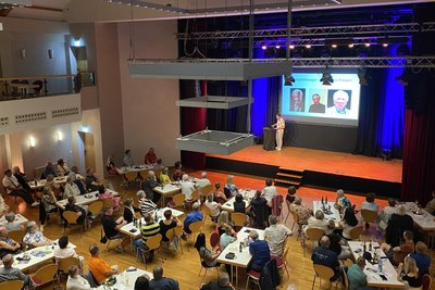 Sebastian Klussmann, „Jäger“ in der ARD-Quizsendung „Gefragt-Gejagt“, war in Schneeberg zu Gast.