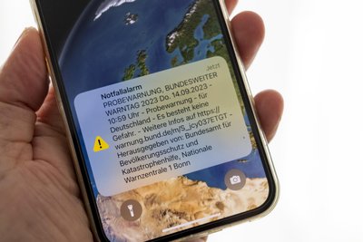 Im Ernstfall bekommen die meisten Menschen eine Warnung direkt auf das Mobiltelefon.