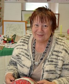 Raina Mratzek (68) lebt im Oederaner Ortsteil Börnichen und leitet dort seit 22 Jahren den Landfrauenverein. Früher hat sie im Konsum in Oederan als Verkäuferin gearbeitet.