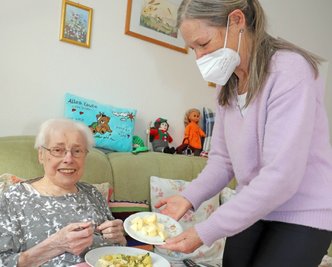 Maria Schönfeld ist krank und wird vom Hospizdienst der Diakonie in Freiberg begleitet. An guten Tagen strickt Maria Schönfeld gern. Im Bild: Koordinatorin Barbara Beger (r.) reicht ihr das Mittagessen. 