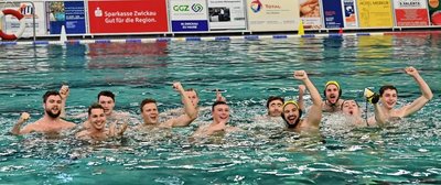 Gemeinsam mit ihren Fans konnten die Wasserballer des SV Zwickau 04 am Samstagabend jubeln. In der Glück-Auf-Schwimmhalle setzten sich die Gastgeber klar gegen den SV Halle durch und starteten mit einem Sieg in die neue Zweitligasaison. 