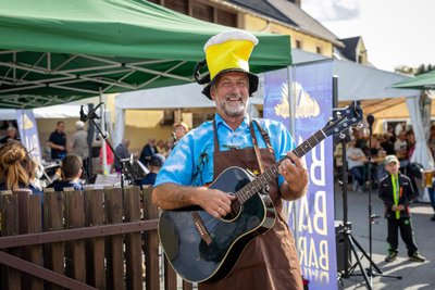 Bierbarde Robert Kurek sorgte für zahlreiche Bier-Coverlieder beim Brauereifest.