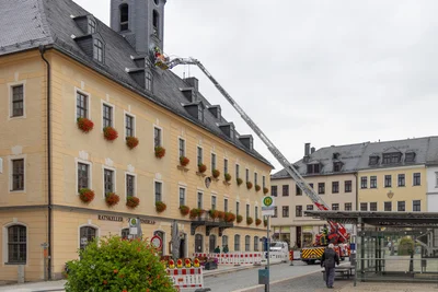 Für die Arbeiten mit der Drehleiter wurde der Marktbereich für den Verkehr gesperrt.