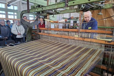 Vorführung an der Webmaschine in der Schauweberei Braunsdorf.