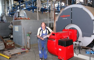 
              <p class="artikelinhalt">Matthias Luckner, Monteur einer Lichtentanner Dampfkesselfirma, kontrolliert noch einmal die Dokumente für den neuen Heizkessel. Die Anlage wird in das Fernwärmeleitungssystem der Stadtwerke eingebunden. Auf dem Foto links sind die beiden alten Kessel zu sehen.  </p>
            