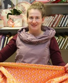 Andrea Kaffka (40) lebt mit Mann und drei Töchtern in Freiberg. Sie ist Inhaberin des Raumausstatter & Nähzentrums Hein und bietet Patchwork- und Klöppelkurse an.