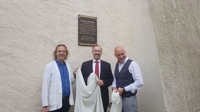 Gemeinsam enthüllten sie die blitzblanke Plakette (von links): Thomas Synofzik, Leiter des Robert-Schumann-Hauses in Zwickau, Bürgermeister Steffen Zenner (CDU) und Uwe Fischer, Pädagoge am Vogtland-Museum.