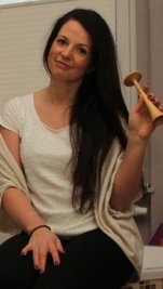 Ulrike Heinze (30) ist selbstständige Hebamme, lebt in Augustusburg und hat dort eine Hebammenpraxis. Ihre beiden Kinder (4 und 7 Jahre alt) gehen in die Kita und zur Schule.