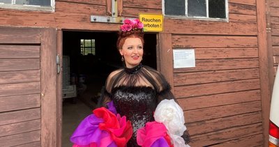 Sopranistin Tonje Haugland vor der Lagerhalle der Talsperrenverwaltung an der Seebühne Kriebstein, wo sie sich vor den Vorstellungen einsingt. Die Norwegerin gibt im Wechsel mit der argentinischen Primadonna Leonora Weiß-del Rio vom Mittelsächsischen Theater die Csárdásfürstin.