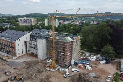 Die aktuelle Drohnen-Aufnahme zeigt den vom Feuer zerstörten Dachstuhl, der komplett neu errichtet werden muss.