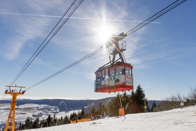 Nach zwei Wintern ohne Preiserhöhung werden auch am Fichtelberg die Skitickets teurer.