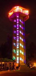 Seit Anfang Juli erstrahlt der Turm allabendlich.