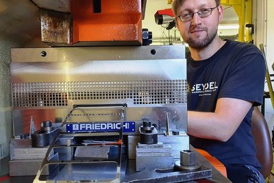 Michael Konrad ist in der Klingenthaler Mundharmonika-Manufaktur für den Einbau der Werkzeuge und die Fertigung der Schalldeckel für die Instrumente verantwortlich.