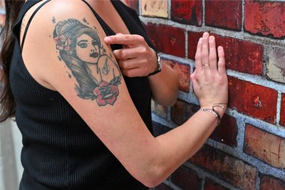 Verbundenheit bis unter die Haut. Lisa Hulinsky hat sich Amy Winehouse auf den Arm tätowieren lassen.