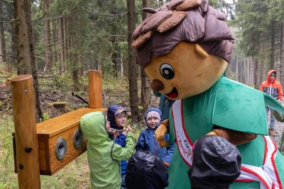 Kita-Kinder sind gemeinsam mit Maskottchen Fichtelchen auf Entdeckungstour in Oberwiesenthal gegangen.