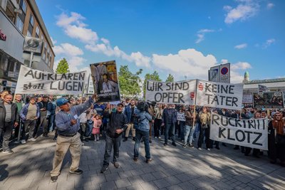 Wütender Protest von Sparkassenkunden Anfang Mai. Jetzt beginnt die juristische Aufarbeitung des Millionen-Einbruchs. (Archivfoto)