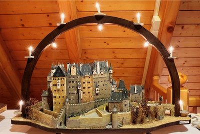 Die Ausstellung ermöglicht eine Deutschland-Rundreise. Dieser Schwibbogen zeigt Burg Eltz in Rheinland-Pfalz.  
