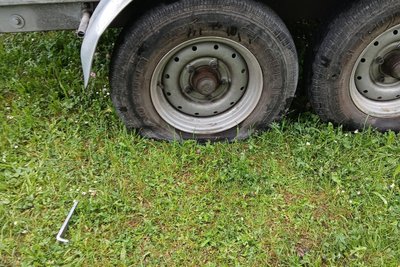 Ein Reifen des Notstromaggregats wurde zerstochen.