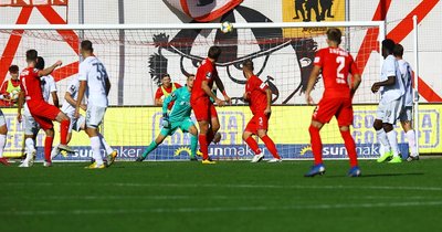 Leon Jensen (2. v. l.) trifft zum 1:0 für den FSV Zwickau.