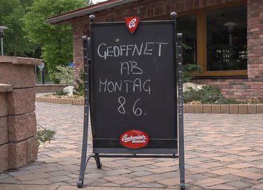 Viele grenznahe Lokale planen erst Montag wieder zu öffnen.
