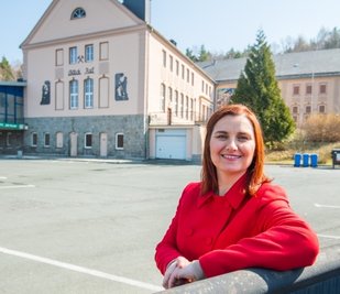 Projektverantwortliche Kristin Ebert vor dem Kulturhaus Aktivist in Bad Schlema. Dort soll es Ausstellungen zum Thema Wismut geben.