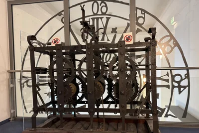 Das alte Uhrwerk von 1804 ist noch heute im Rathaus ausgestellt.
