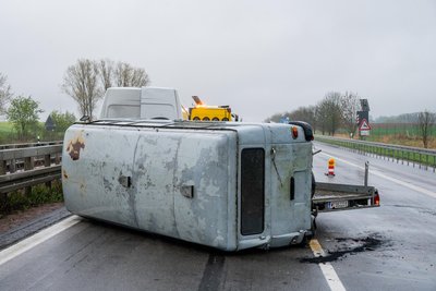 Dieser Oldtimer kippte zwischen Leisnig und Döbeln-Nord auf die A14.