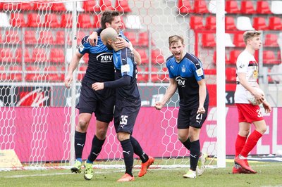 Ronny König, Nico Antonitsch und Jan Washausen bejubeln das 2:0.