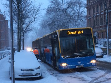An der Barbarossastraße in Chemnitz blieb kurz vor der Kreuzung zur Weststraße ein Bus liegen.