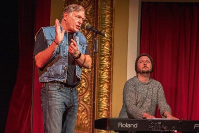 Michael Schramm sang in der Matinee "Guten Morgen" - ein Lied von Ton Steine Scherben. Mit der Inszenierung in sieben Bildern wird das musikalische Vermächtnis von Rio Reiser und Ton Steine Scherben ergründet, neu interpretiert und auf die große Bühne gebracht. Rechts im Foto: Dominik Tremel, der Musikalische Leiter. 