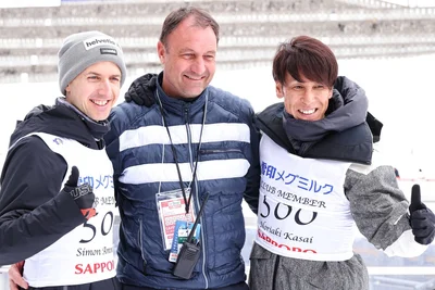 Simon Ammann (l.) und Noriaki Kasai (mit Renndirektor Sandro Pertile) bestimmten in Sapporo die Schlagzeilen.