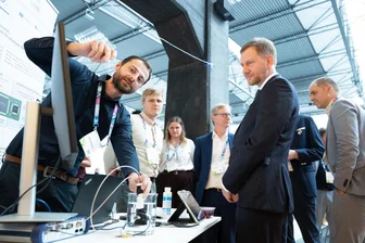 100.000 Arbeitsplätze bis Ende des Jahrzehnts: Wie Infineon & Co. in Dresden investieren - Ministerpräsident Michael Kretschmer am Stand von Semeco, einem Hersteller für medizinische Mikroelektronik.