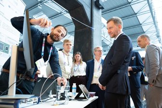 100.000 Arbeitsplätze bis Ende des Jahrzehnts: Wie Infineon & Co. in Dresden investieren - Ministerpräsident Michael Kretschmer am Stand von Semeco, einem Hersteller für medizinische Mikroelektronik.