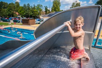 100.000 Besucher im Freibad Neukirchen: Sechsjähriger gewinnt Jahreskarte - Sascha Walther ist der 100.000ste Besucher seit 2019.