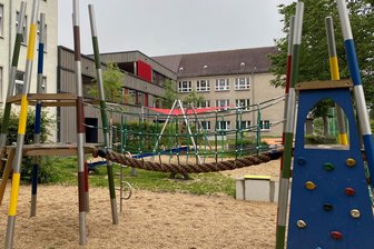 100.000 Euro: Heinsdorf rettet Preisgeld auf den letzten Drücker - Blick vom Schulhof auf die Hauptmannsgrüner Grundschule - links der preisgekrönte Neubau und rechts der Altbau mit dem alten Sportraum im Untergeschoss. Der Raum wird zur Aula umgebaut - inclusive einer tollen Schulküche.