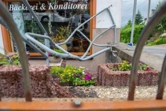 100.000 Euro teurer Oldtimer nur noch Schrott - Verhinderte größeren Schaden am Haus: das Geländer.