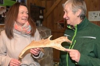 100.000. Gast reist aus Thüringen an - Tierparkleiterin Ramona Demmler (r.) begrüßt den 100.000. Besucher in diesem Jahr: Sandra Hoth aus Zeulenroda.