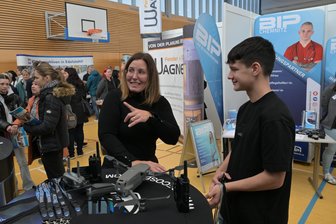 100 Aussteller präsentierten sich in Stollberg - Im Bild Cornelia Lange von Secoserv (l.) im Gespräch mit Ben Arnold aus Niederdorf.