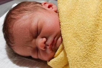100. Baby 2022 im DRK-Krankenhaus - Ragnar Einenkel ist 100. Baby, das in diesem Jahr im DRK-Krankenhaus Chemnitz-Rabenstein geboren wurde Es wog 4100 Gramm. 