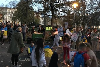 100 Chemnitzer bei Mahnwache gegen russischen Angriffskrieg - Etwa 100 Teilnehmer nehmen am Sonntagabend an einer Mahnwache auf dem Schillerplatz teil.