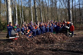 100 Helfer beim Arbeitseinsatz im Tiergehege - Die fleißigen Helfer der Jugendfeuerwehr.